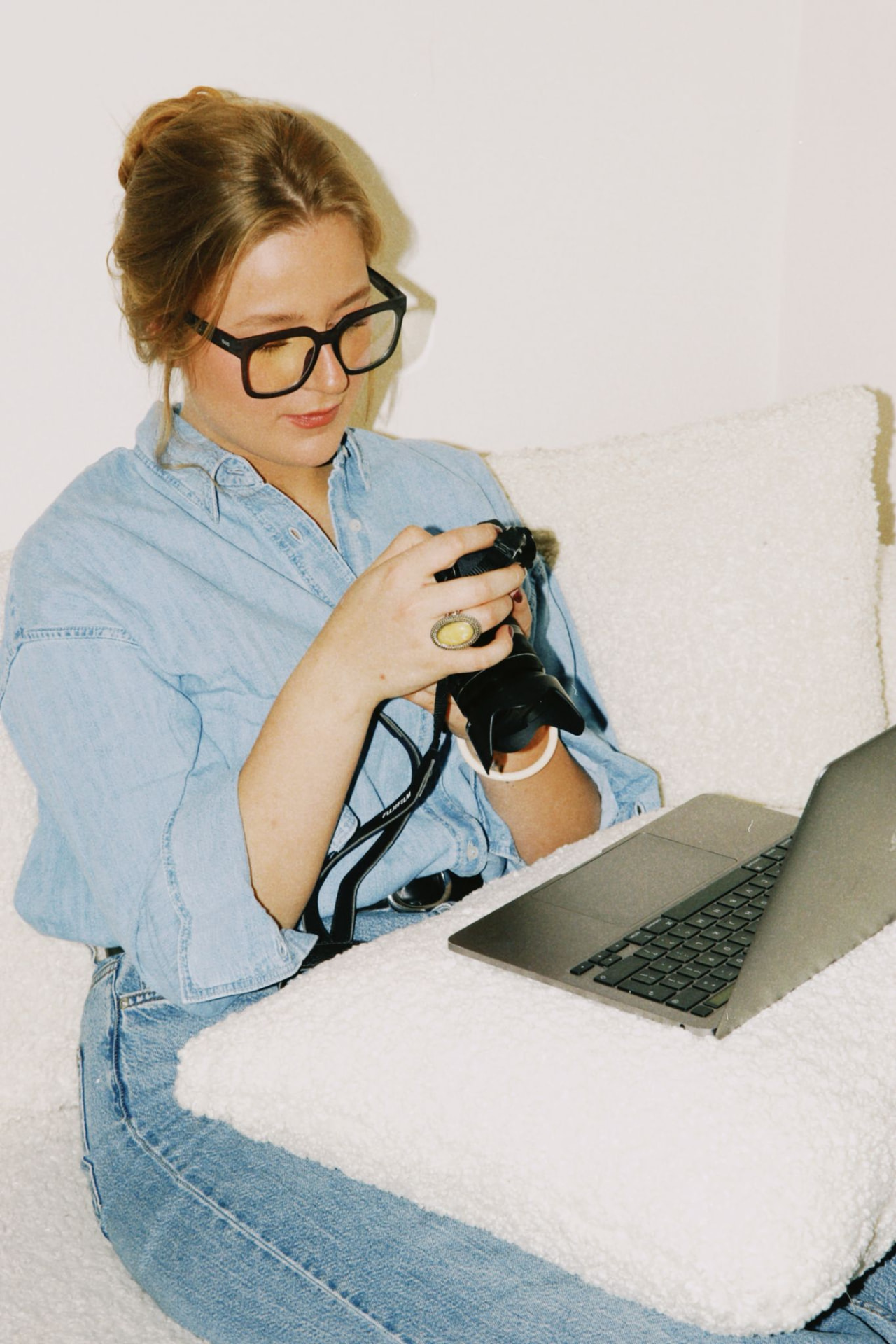 Indre aan het werk met camera