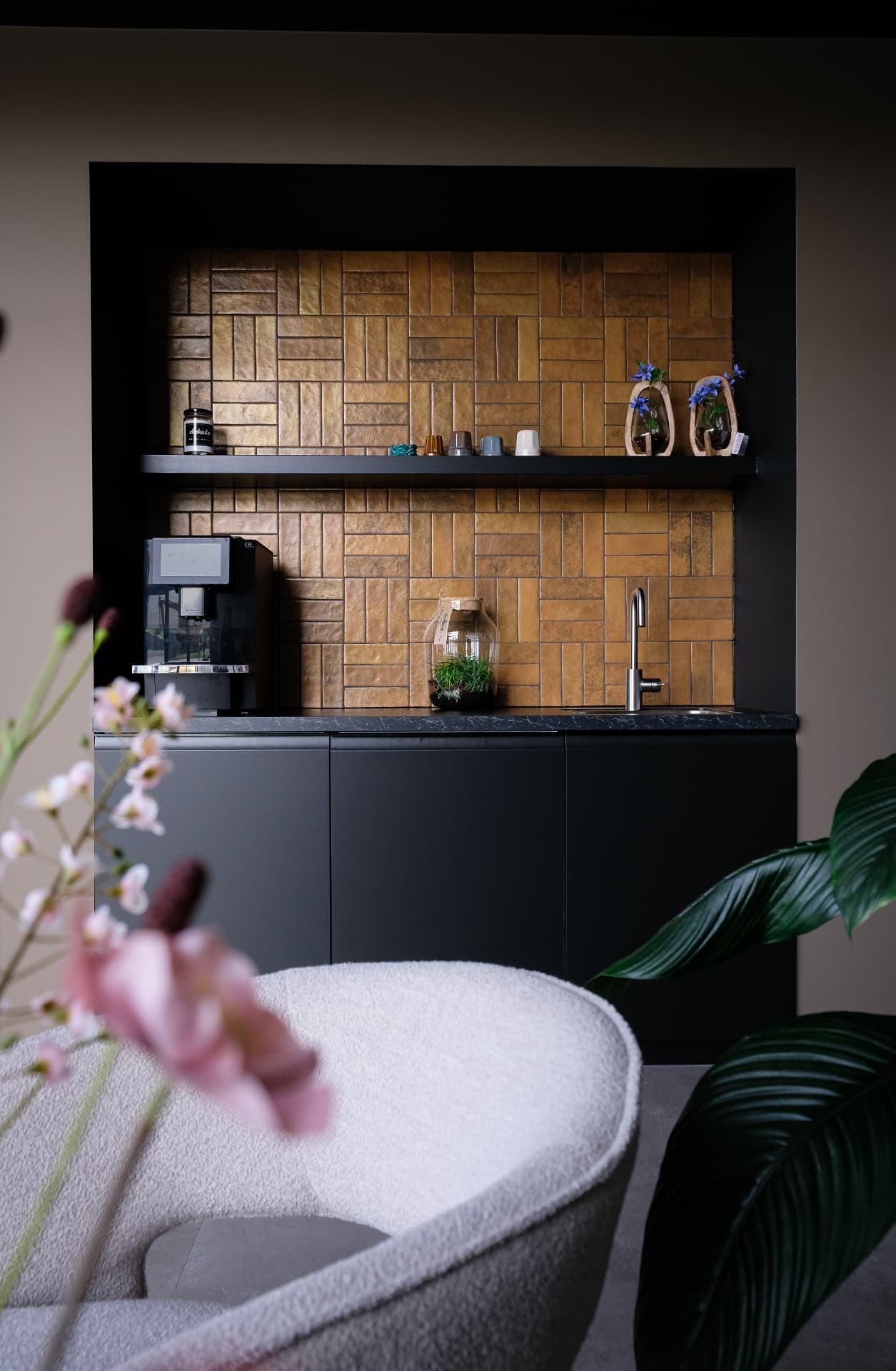 Interieur met warme materialen