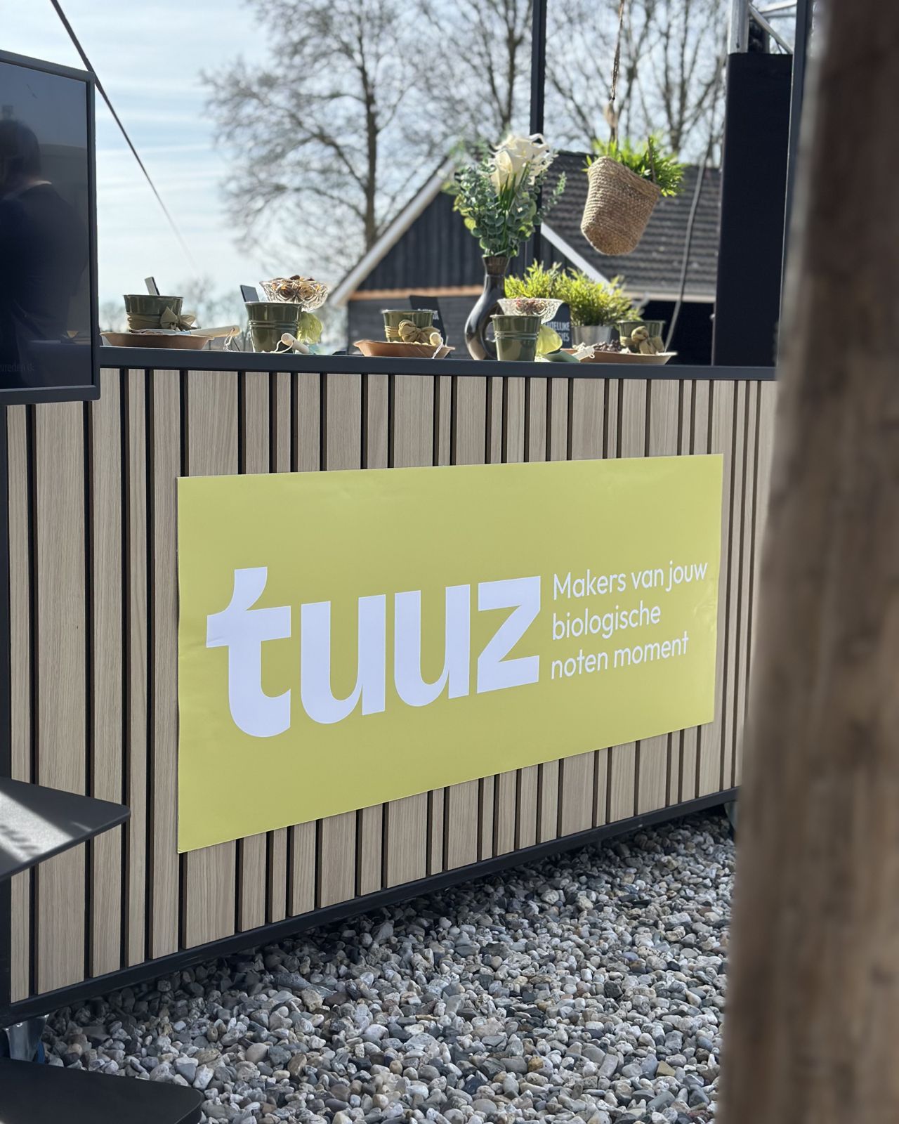 TUUZ, Signing