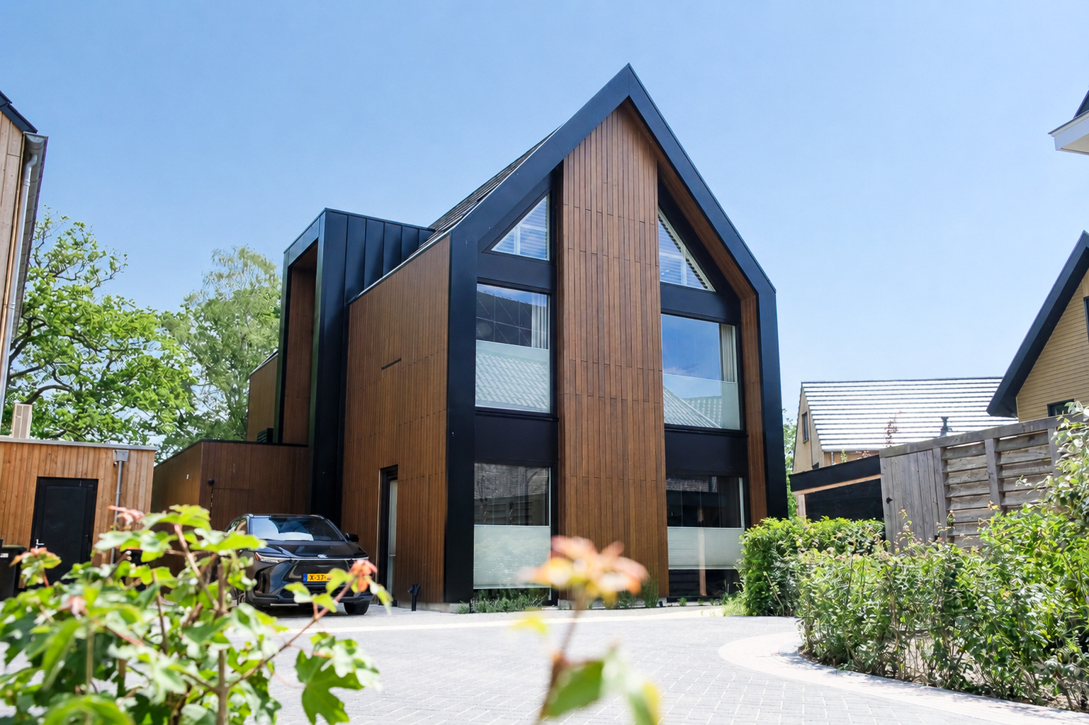 Moderne woning met houten gevel