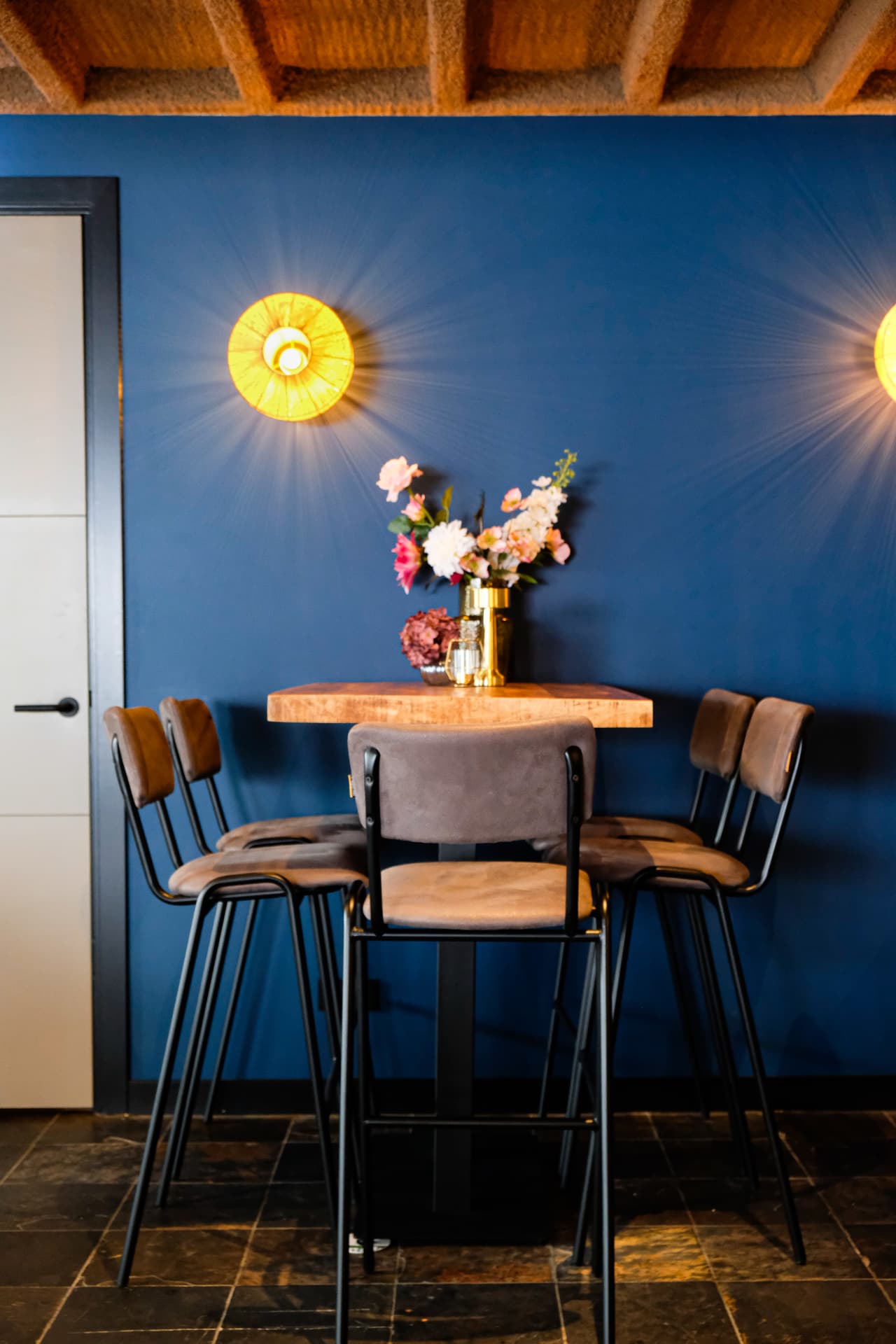 Blauwe wand met sfeerlicht