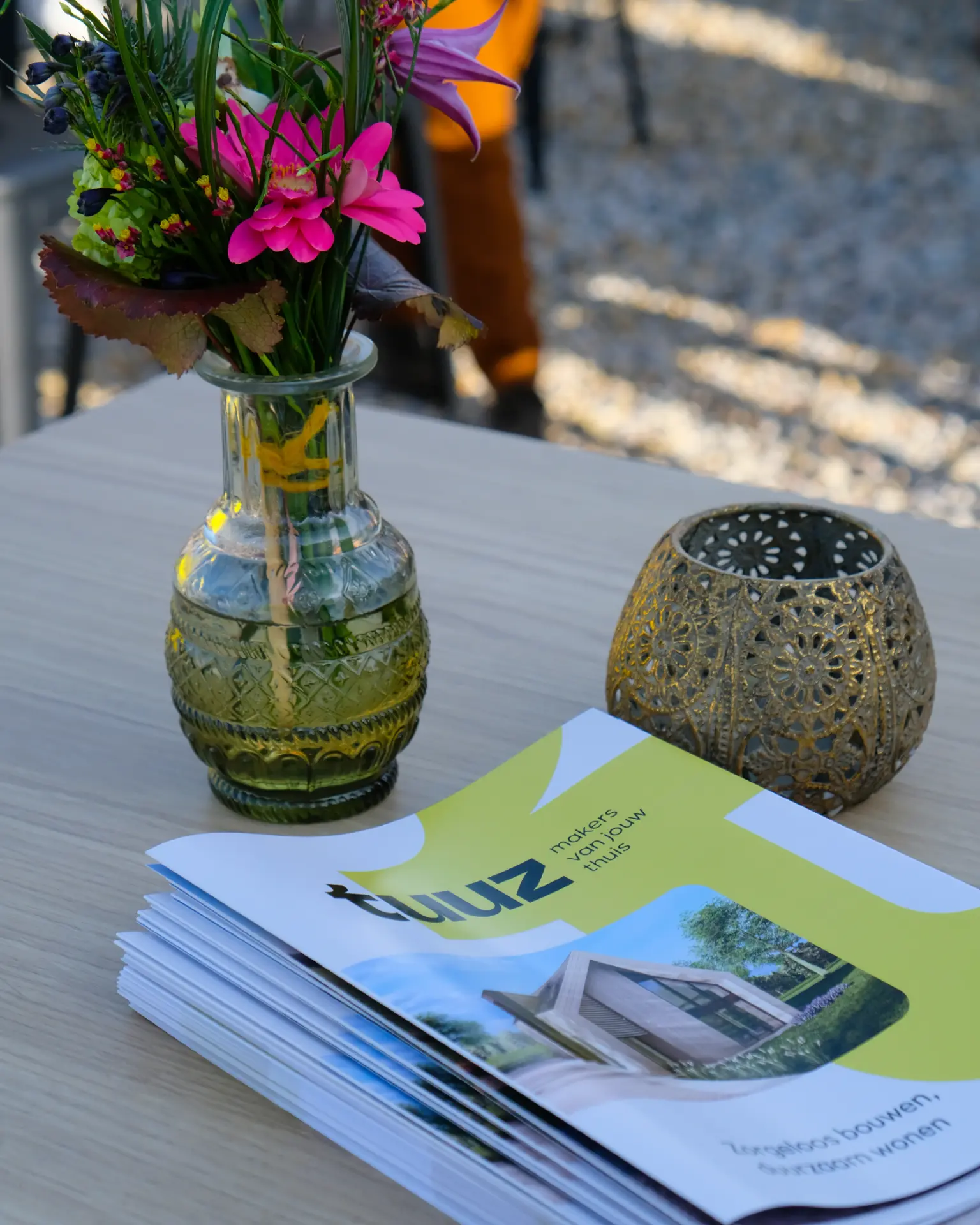 Magazine en bloemen op tafel